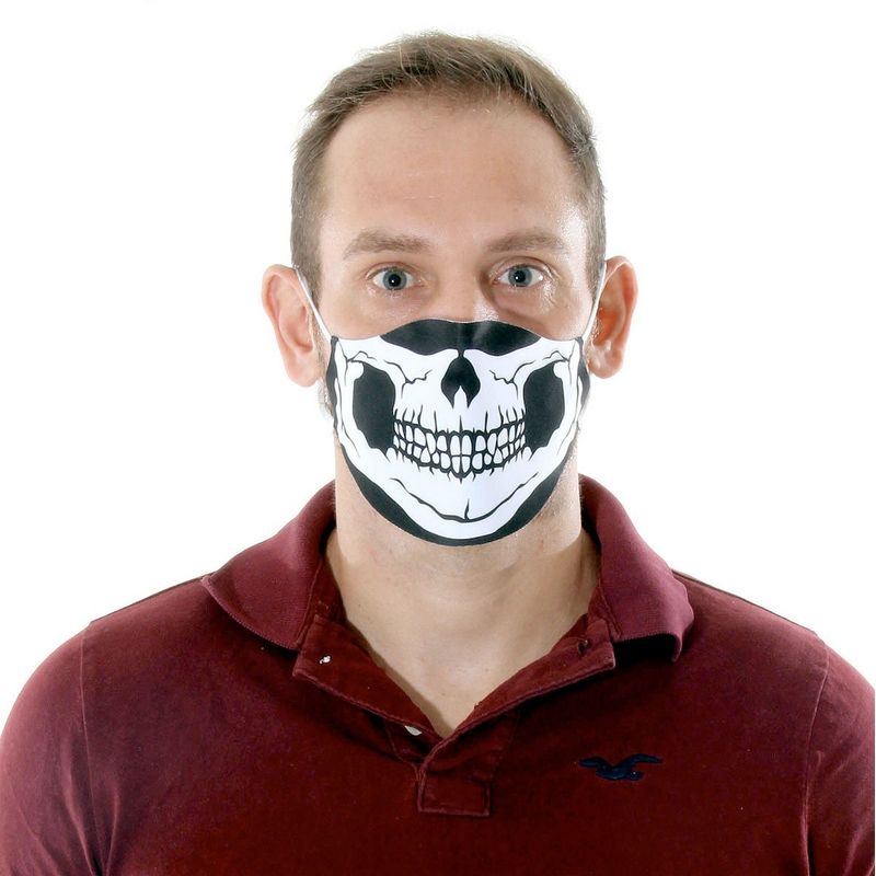 Um homem com uma máscara no rosto e uma caveira ao fundo